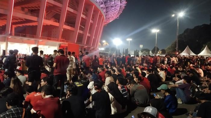 Kala Gol Dianulir hingga Penonton Nyalakan Flare dan Petasan di GBK