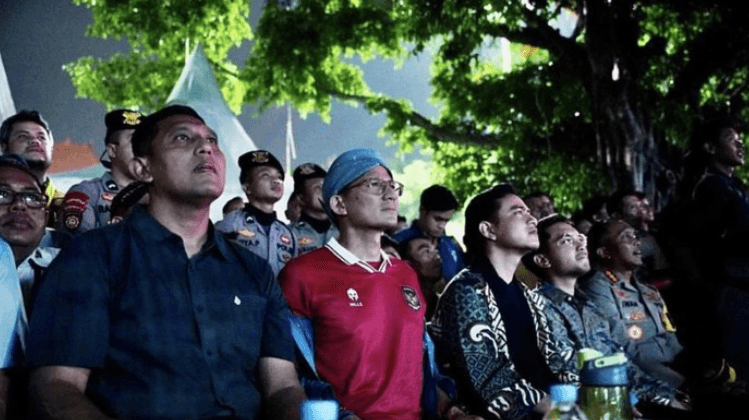 Seru dan Tegang, Momen Sandiaga Berbagi Momen Nobar Timnas Bareng Gibran