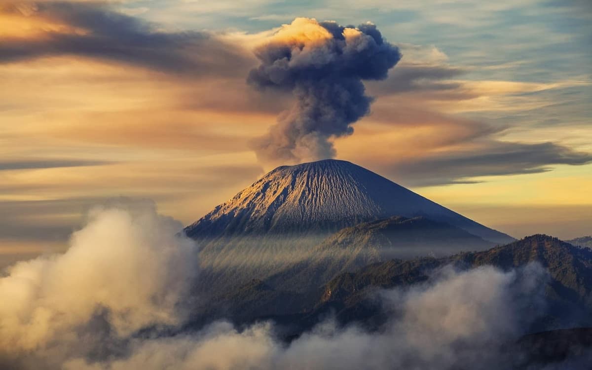 Gunung Semeru Erupsi, PVMBG Imbau Masyarakat Tidak Beraktivitas