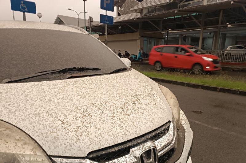 Bandara Sam Ratulangi Manado Tertutup Debu Vulkanik Gunung Ruang