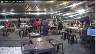 Viral Mobil Serduk 7 Motor di Depan Warung Sate Taichan Cempaka Putih