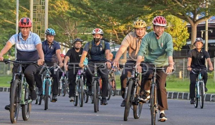 Saat Buruh Geruduk Istana, Jokowi Gowes Pagi Keliling Mataram