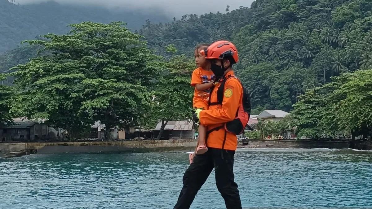 109 Korban Erupsi Gunung Ruang Dievakuasi KN SAR Bima Sena