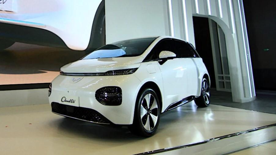 Wuling Pamerkan Cloud EV di PEVS 2024, Ternyata Segini Harganya