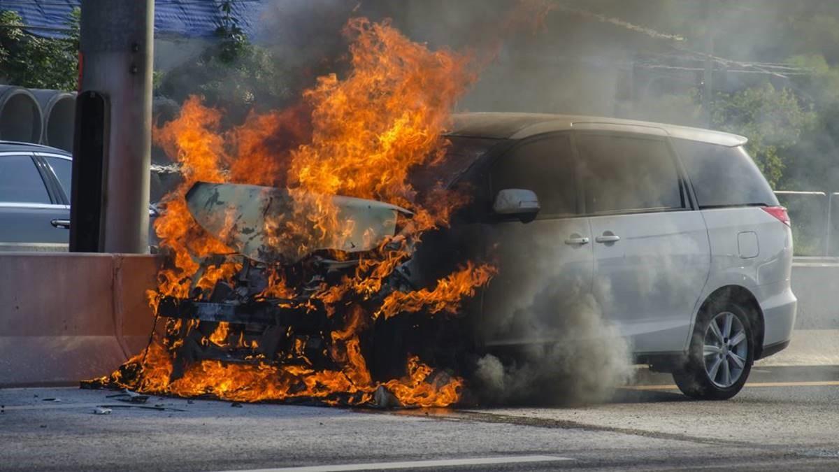 Kecelakaan di Tol Japek, Dua Mobil Terbalik dan Terbakar