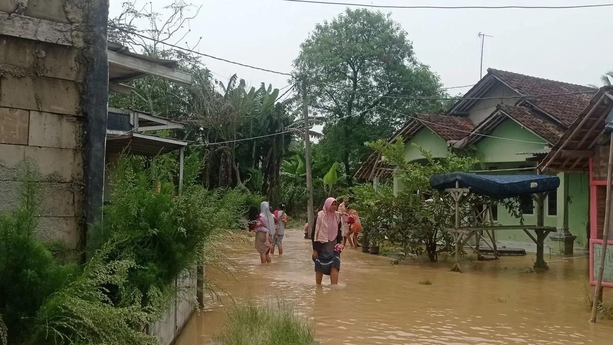 Sungai Cibereum Meluap hingga Akibatkan Banjir, Warga Lebak Mengungsi