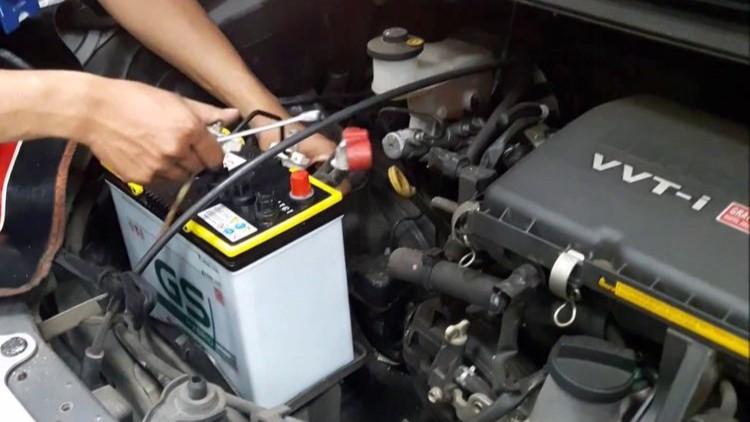 Begini Penyebab dan Cara Mengatasi Aki Mobil yang Soak