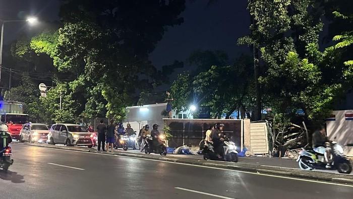 Ada Truk Terguling di Jalan Raya Bogor, Arus Lalin Tersendat