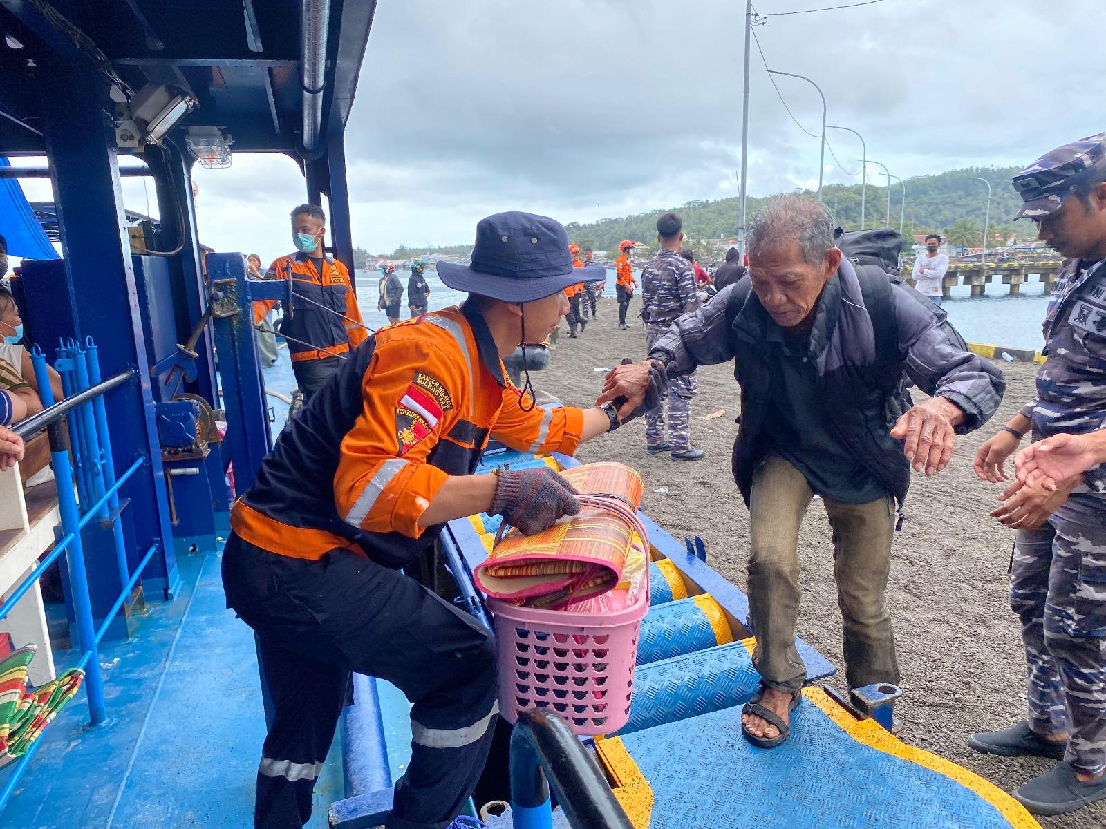 Bea Cukai Bantu Evakuasi Korban Erupsi Gunung Ruang