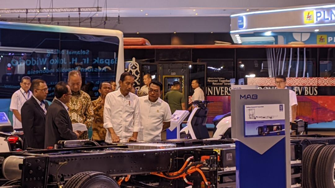 Hadiri PEVS 2024, Jokowi Pantau Mobil Listrik di Booth PLN
