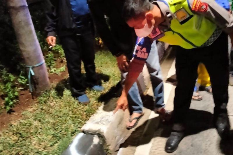 Pengendara Motor Tabrak Pembatas Jalan-Tiang Lampu di Jakbar Tewas