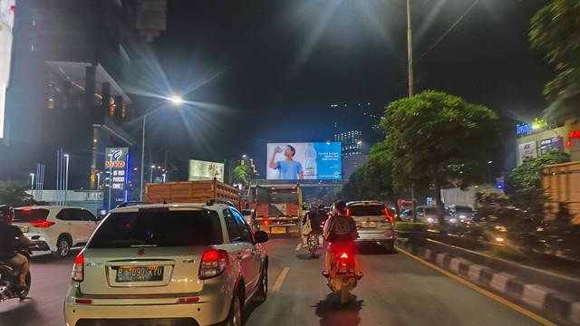 Truk Kontainer Terguling di Simpang Pekayon, Kemacetan Parah Landa Jalur Protokol Kota Bekasi