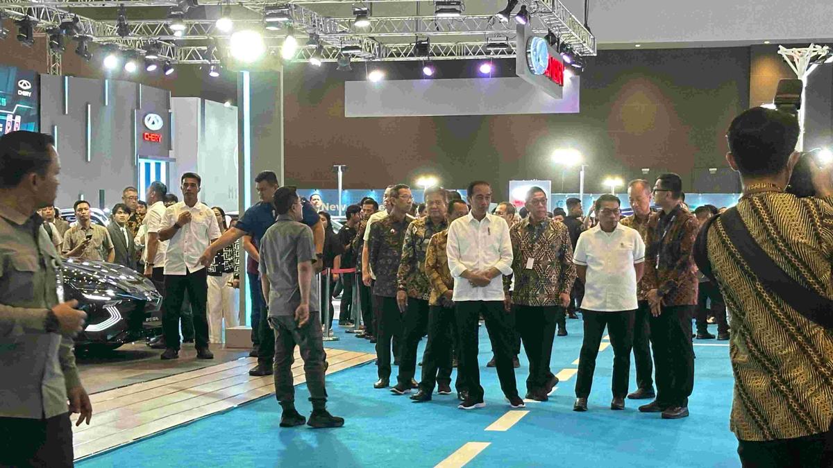 Jokowi Tinjau Perkembangan Kendaraan Listrik Tanah Air di PEVS 2024