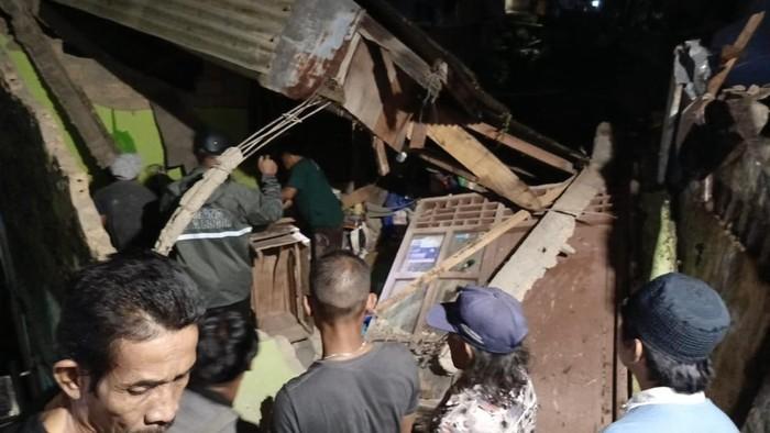 2 Keluarga di Bogor Selatan Ngungsi gegara Rumah Longsor
