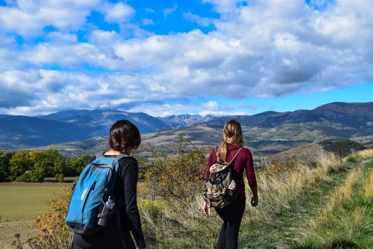 Begini Tips Aman Mendaki Gunung untuk Wanita