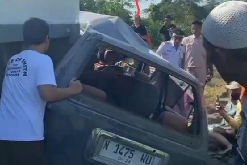 Minibus Tertabrak Kereta Api di Pasuruan, 3 Orang Tewas