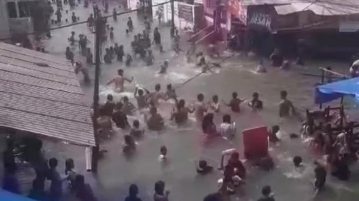 Warga Manfaatkan Banjir Rob di Medan Belawan, dari Berendam hingga Berenang