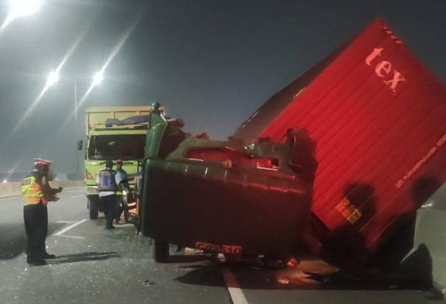 Kecelakaan Libatkan Dump Truck dan Truk Kontainer di Tol JORR Pagi Ini