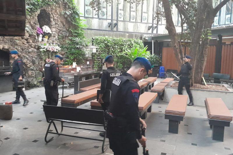 Polisi Jaga Gereja Katedral saat Misa Kenaikan Yesus Kristus