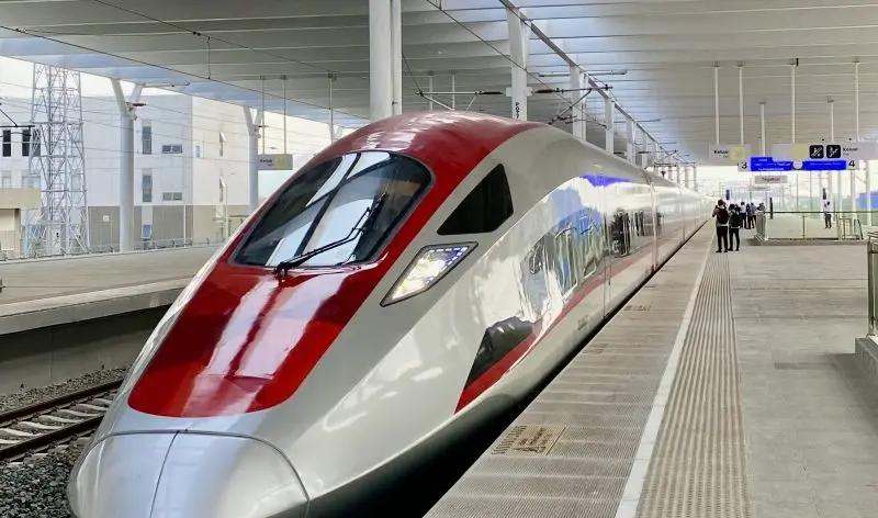 Stasiun Kereta Api Cepat Whoosh Dipadati Penumpang saat Long Weekend