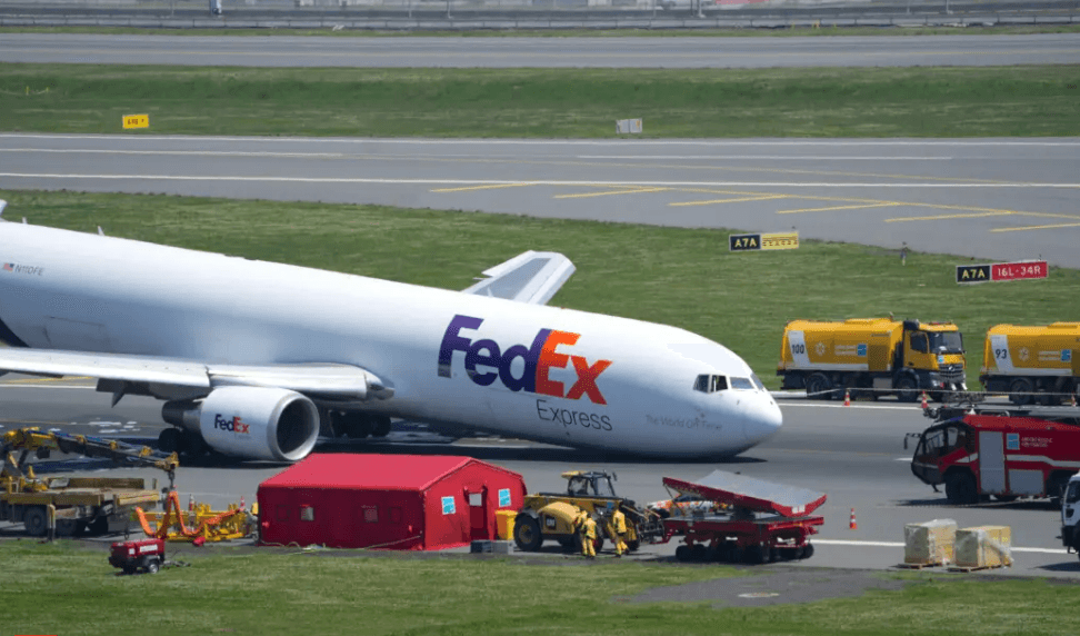 Pesawat Kargo Milik FedEx Berhasil Mendarat Tanpa Roda Depan