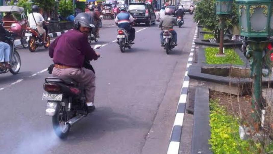 Ini Cara Atasi Knalpot Motor yang Keluarkan Asap Putih