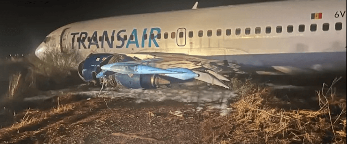 Pesawat Boeing 737-300 Transair Melewati Landasan Pacu saat Lepas Landas di Senegal