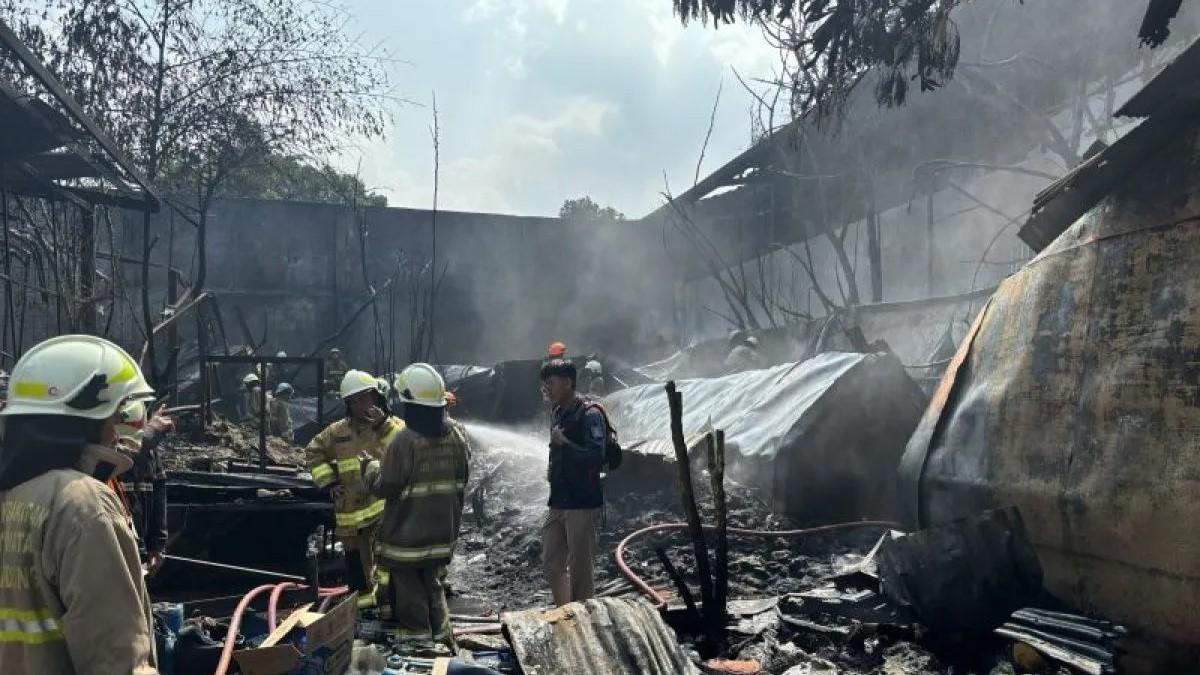 Pabrik Limbah Plastik di Bandung Dilalap Si Jago Merah