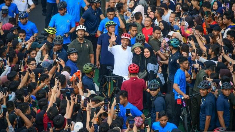 Presiden Jokowi dan Sepeda Kayunya Ramaikan CFD Jakarta