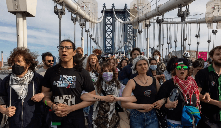Ratusan Pengunjuk Rasa Anti-Israel Mengambil Alih Jembatan Manhattan AS