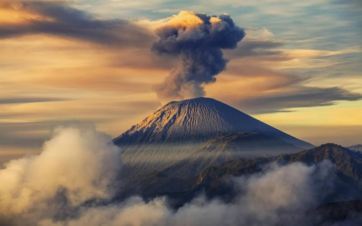 PVMBG Catat Gunung Semeru Empat Kali Erupsi dalam 1 Hari