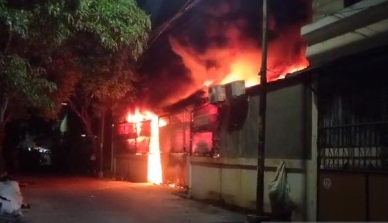 Gudang Sandal di Kalideres Jakarta Barat Dilalap Si Jago Merah