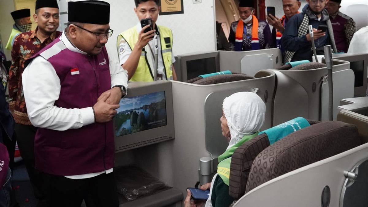Totalitas, Kemenag Prioritaskan Jemaah Lansia Duduk di Kursi VIP Pesawat