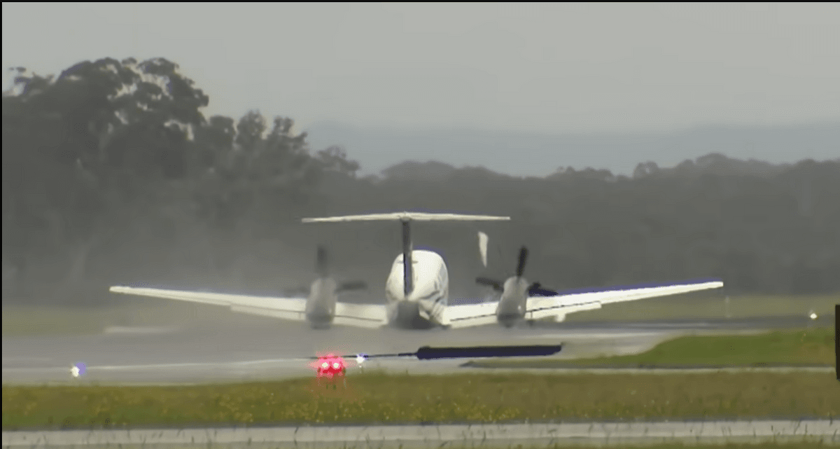 Pilot Australia Mendaratkan Pesawat Jet Tanpa Roda