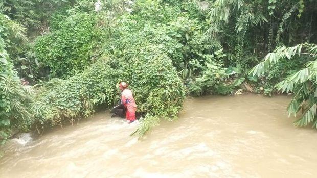 Damkar Evakusai Pemotor Ceburkan Diri ke Sungai Cipakancil Cilebut