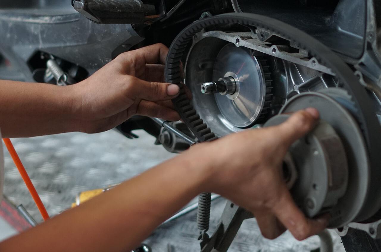 Tak Perlu di Bengkel, Begini Caranya Ganti V-Belt Motor Sendiri