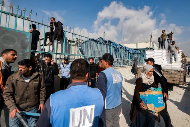 Remaja dan Anak-Anak Berupaya Membakar Markas Besar UNRWA di Yerusalem