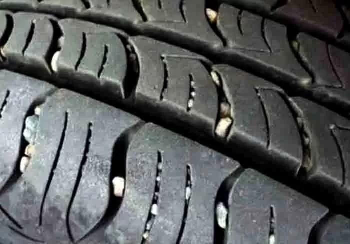 Ini Bahayanya Kerikil yang Nyangkut-Nempel di Alur Ban
