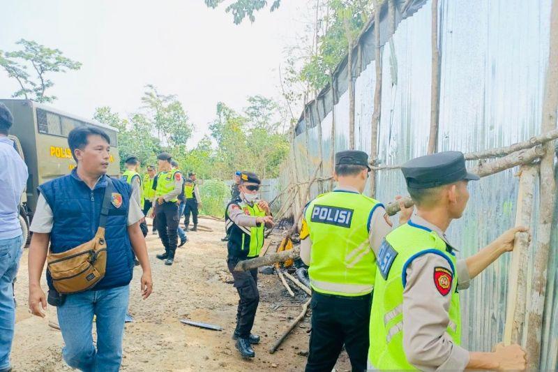 Aparat Bongkar Penyulingan Minyak Ilegal di Muratara
