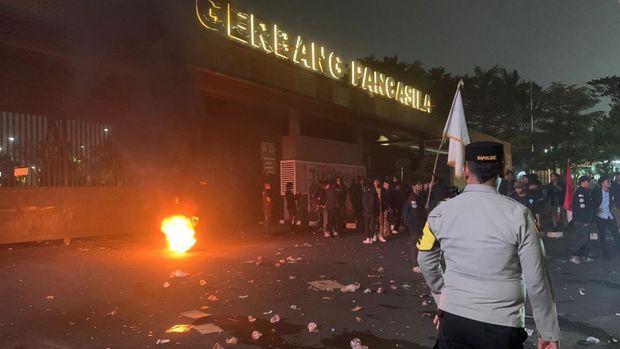 Demo Mahasiswa Trisakti di Belakang DPR Bubarkan Diri Usai Bakar Ban