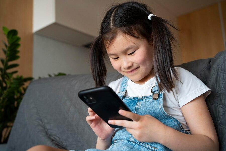 Simak! Ini 4 Tips Mendampingi Anak di Media Sosial Menurut Psikolog
