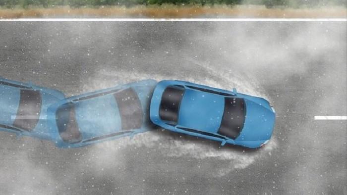Mobil Lintasi Jalanan Tergenang Air, Wajib Turunkan Kecepatan jika Tak Mau Terkena Aquaplaning