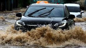Jangan Maksa Mobil Terjang Banjir, Begini Risikonya