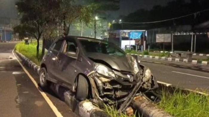 Mobil di Bogor Tabrak Pohon gegara Hilang Kendali, Pengemudi Luka-luka