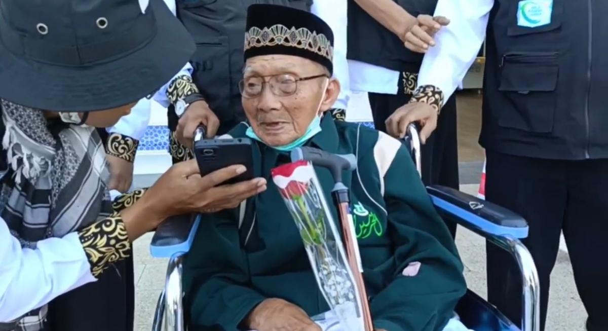 Semringah Jemaah Haji Tertua Kala Melihat Merah Putih di Seragam Petugas