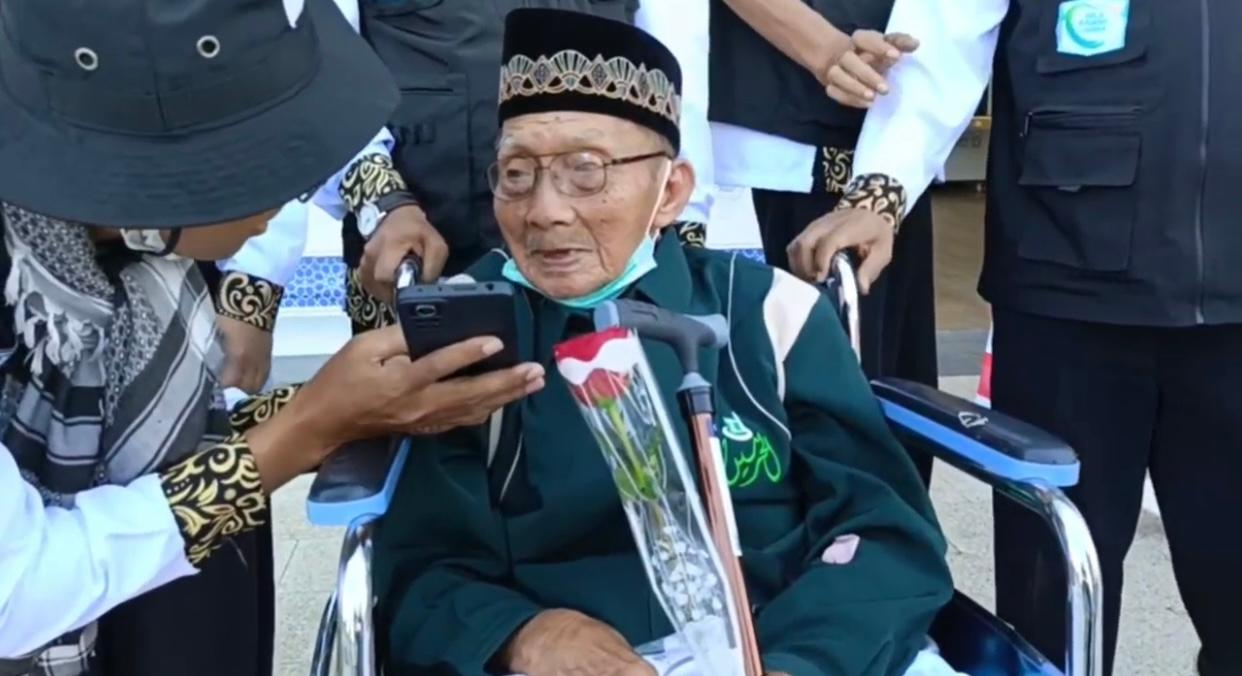 Semringah Jemaah Haji Tertua Kala Melihat Merah Putih di Seragam Petugas