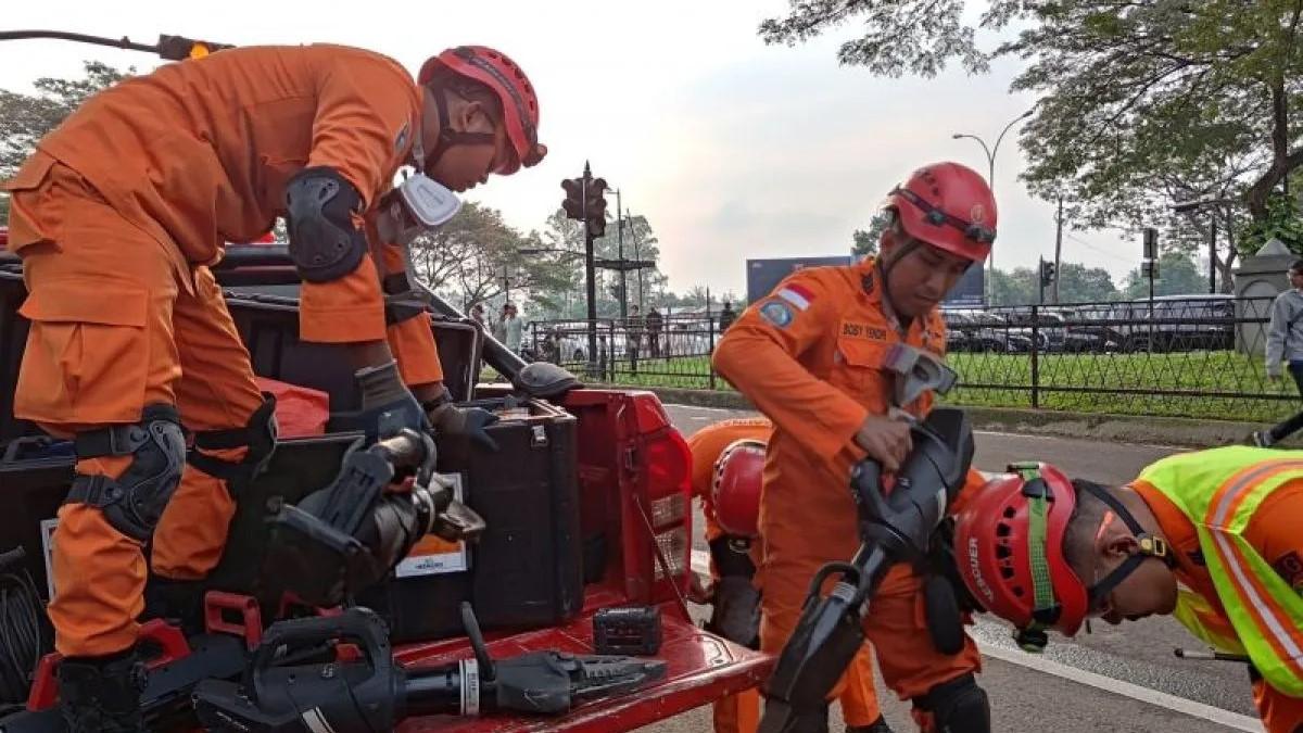 Evakuasi Korban, Tim SAR Potong Badan Pesawat Latih yang Jatuh di BSD