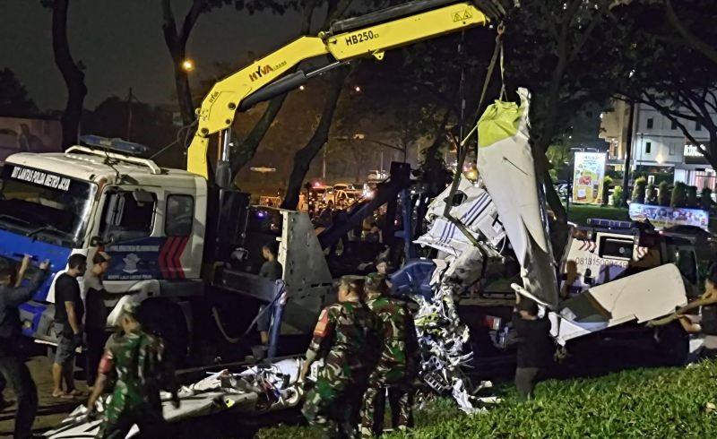 Dua Kendaraan Berat Angkut Puing-Puing Pesawat PK-IFP