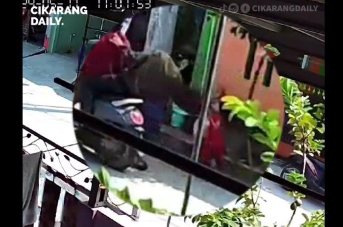 Bocil Perempuan Lagi Main di Pinggir Jalan Dijambret, Kalung Emas Jutaan Rupiah Melayang