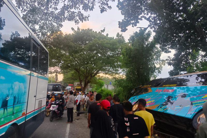 Diduga Hindari Motor, Bus Tabrak Pohon hingga Terguling di Lombok Timur